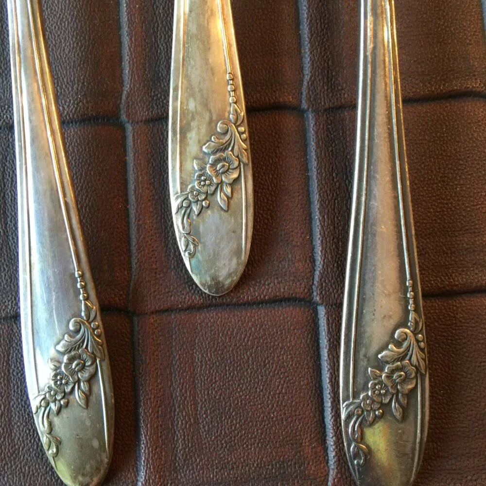 One Vintage Queen Bess II Oneida Community 1946 Flatware Teaspoon